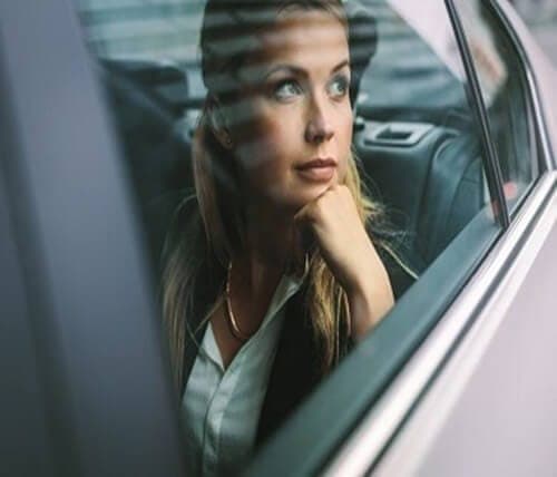 Taxi voor de ingang van een ziekenhuis