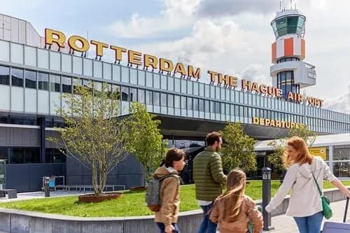 Taxi die reizigers ophaalt bij de luchthaven