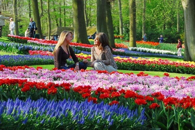 Two visitors among the flower beds at Keukenhof