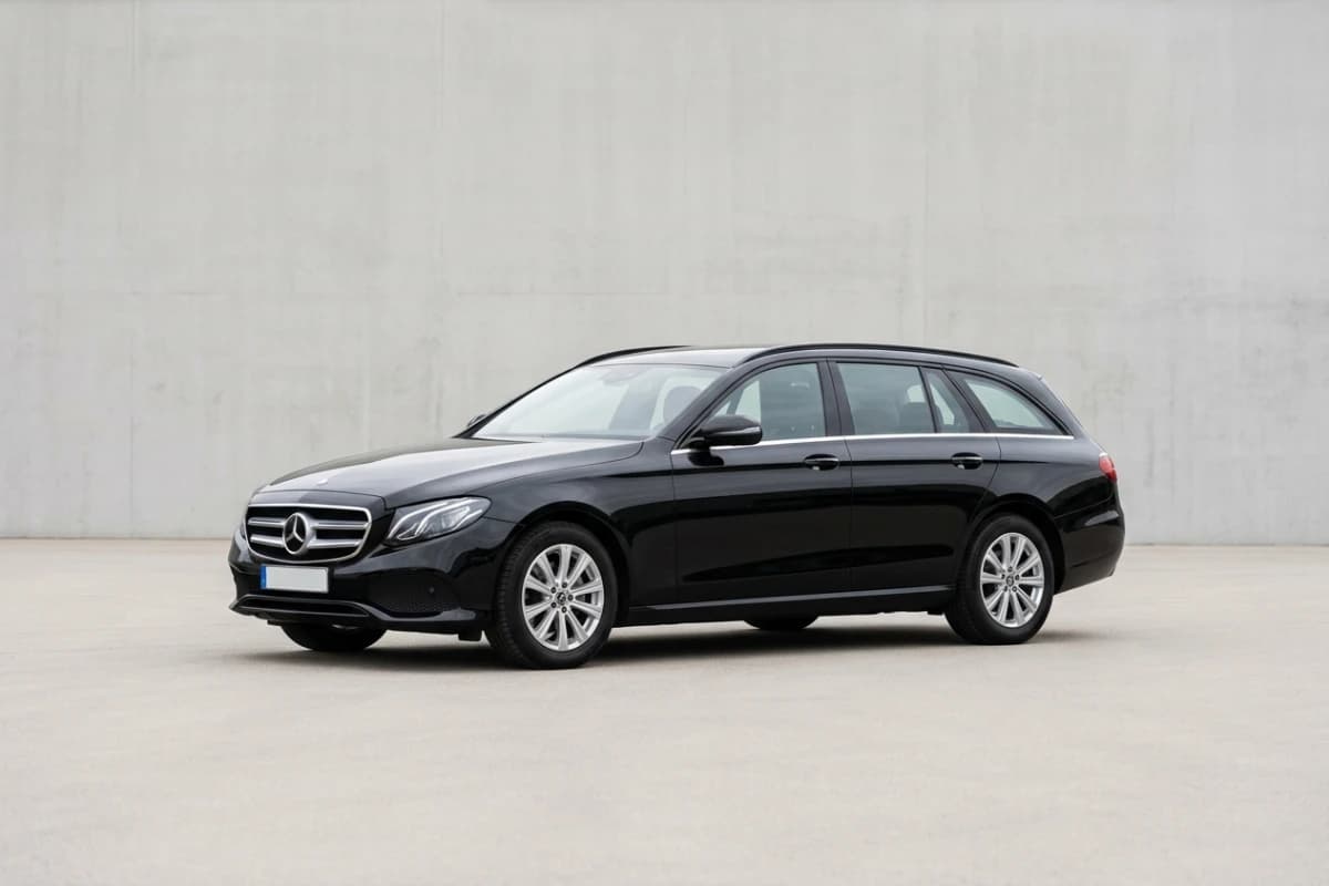 Een zwarte Mercedes E-Klasse stationwagen, schuin van voren