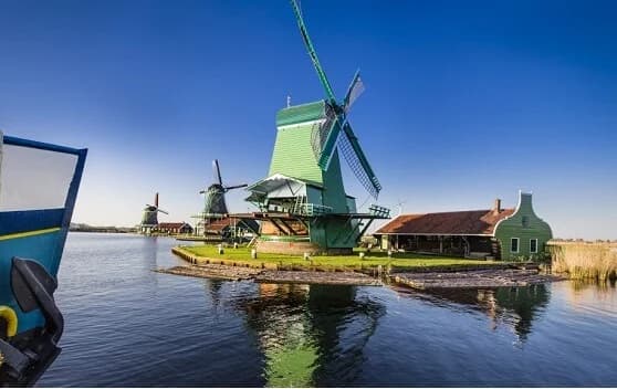 De molens van de Zaanse Schans aan het water