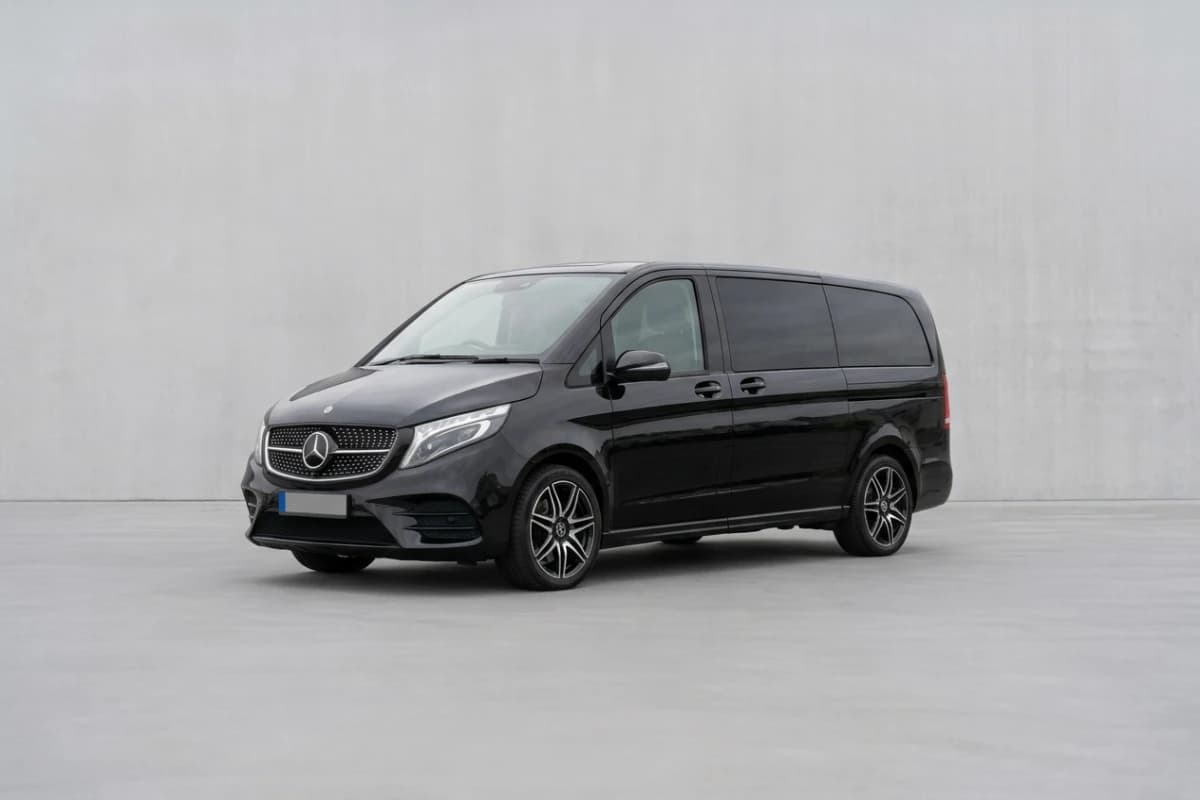Een zwarte Mercedes V-Klasse taxibus, schuin van voren