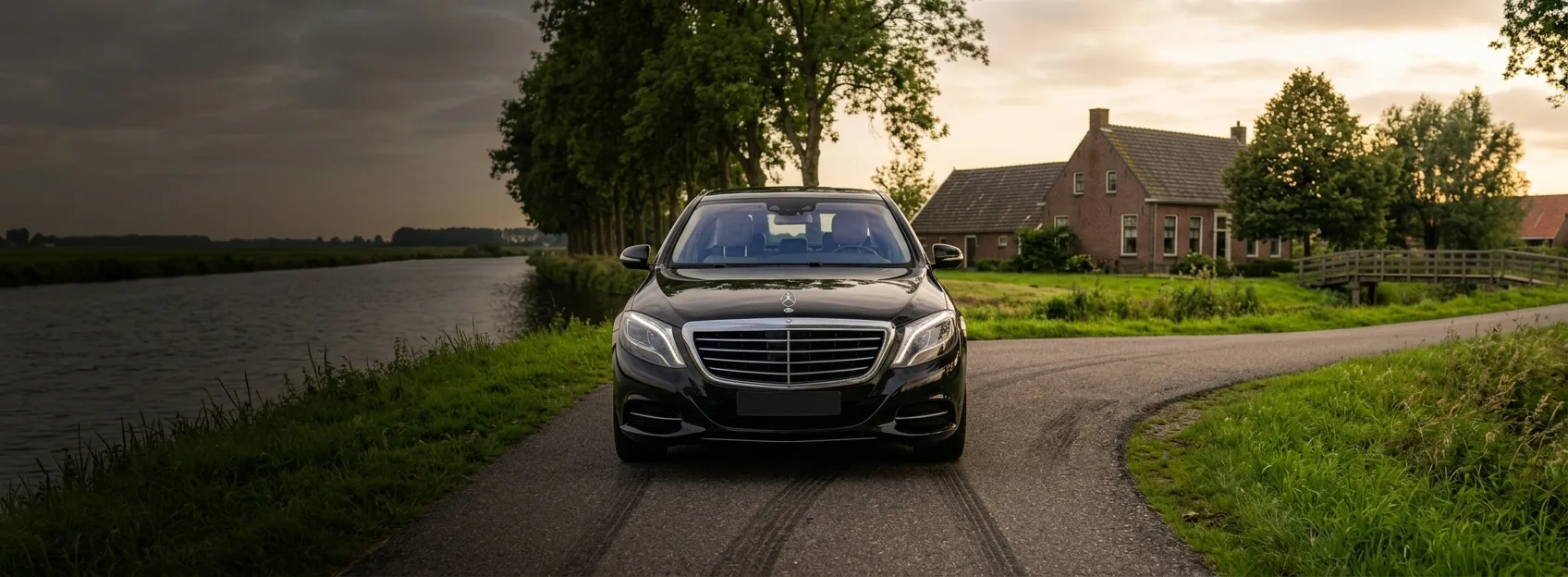 Een taxi voor een boerderij aan het water in de polder